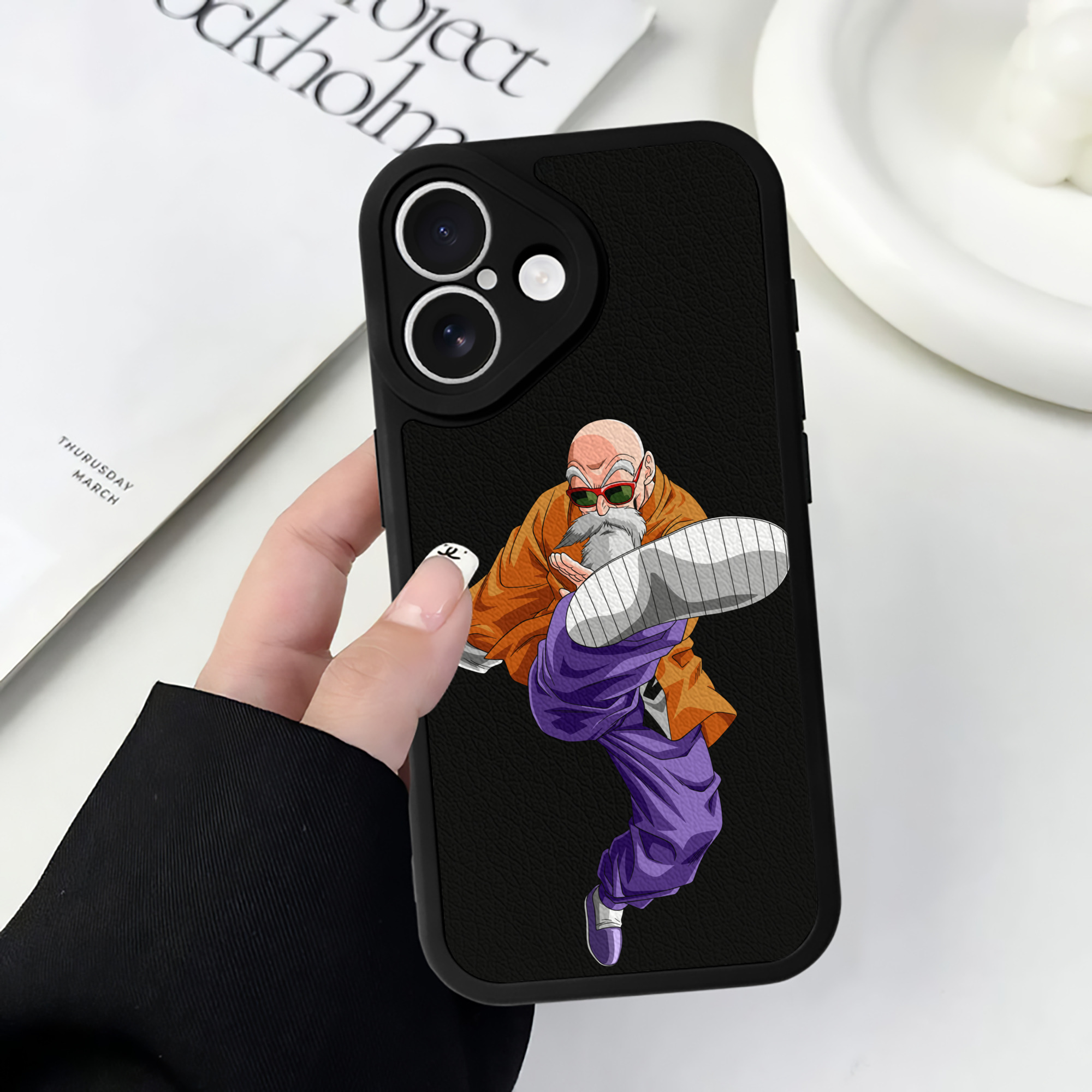 （画像用） ドラゴンボール 亀仙人（かめせんにん） DRAGON BALL Master Roshi Kame Sennin 【iPhone 16シリーズ対応】シリコンスマホケース（レザー調） 材質：シリコン